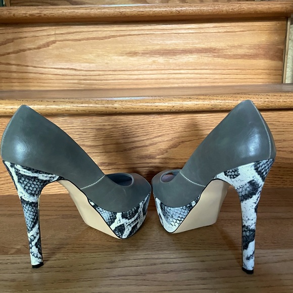 JustFab Grey with Snakeskin heel and platform, gently worn, Size 6 - Picture 4 of 5